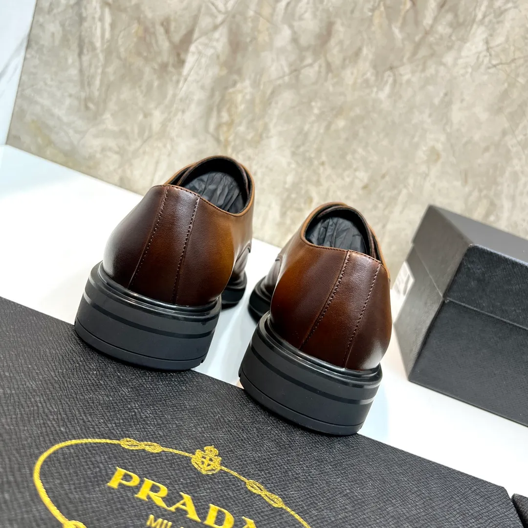Original order quality: P580 Brand: PRADA (Prada) Standard code: Men's size 38/44 (45 can be customized) Grade: Same style as the official website High-quality men's shoes Material: Original cowhide Water-dyed cowhide lining Rubber outsole Style categories: Men's fashionable formal leather shoes Slip-on men's shoes series Young fashion European and American trends British style Top luxury Color: Actual picture